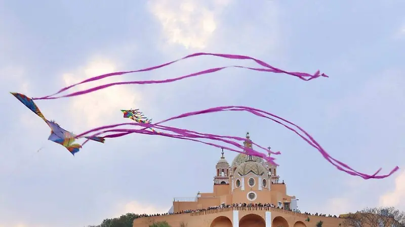 Miles de amantes de los papalotes colman segundo día del Festival Volarte en Cholula